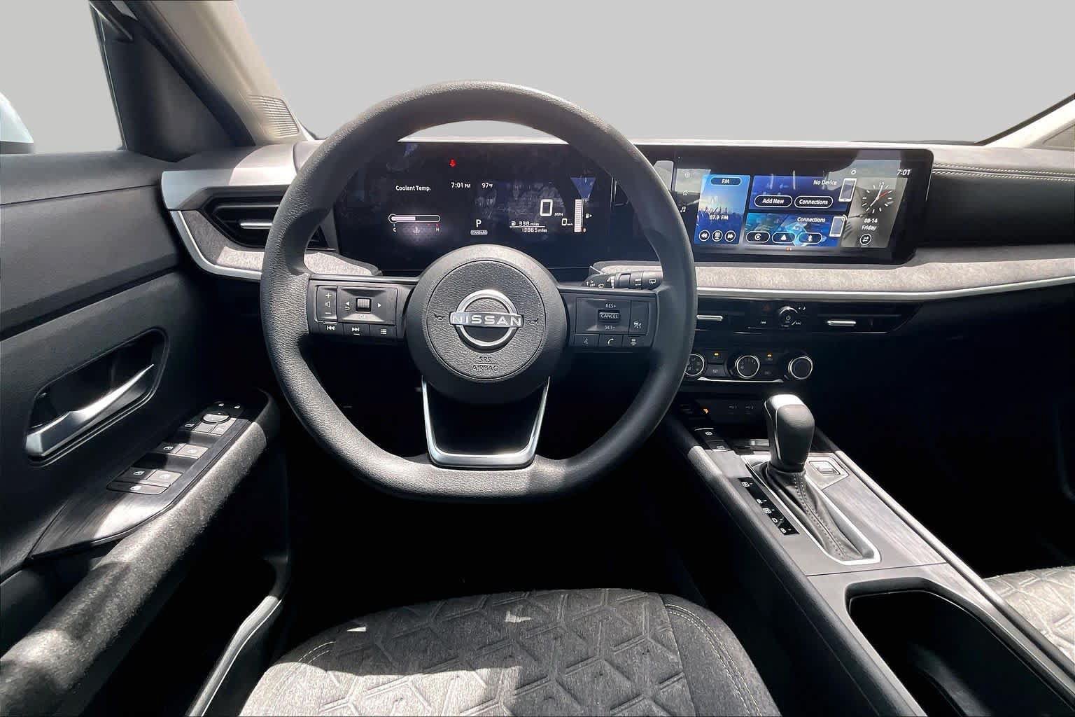 Used 2025 Nissan Kicks SV w/ Charging Package FWD image 6