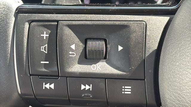 Used 2023 Nissan Pathfinder SL AWD/4WD image 20