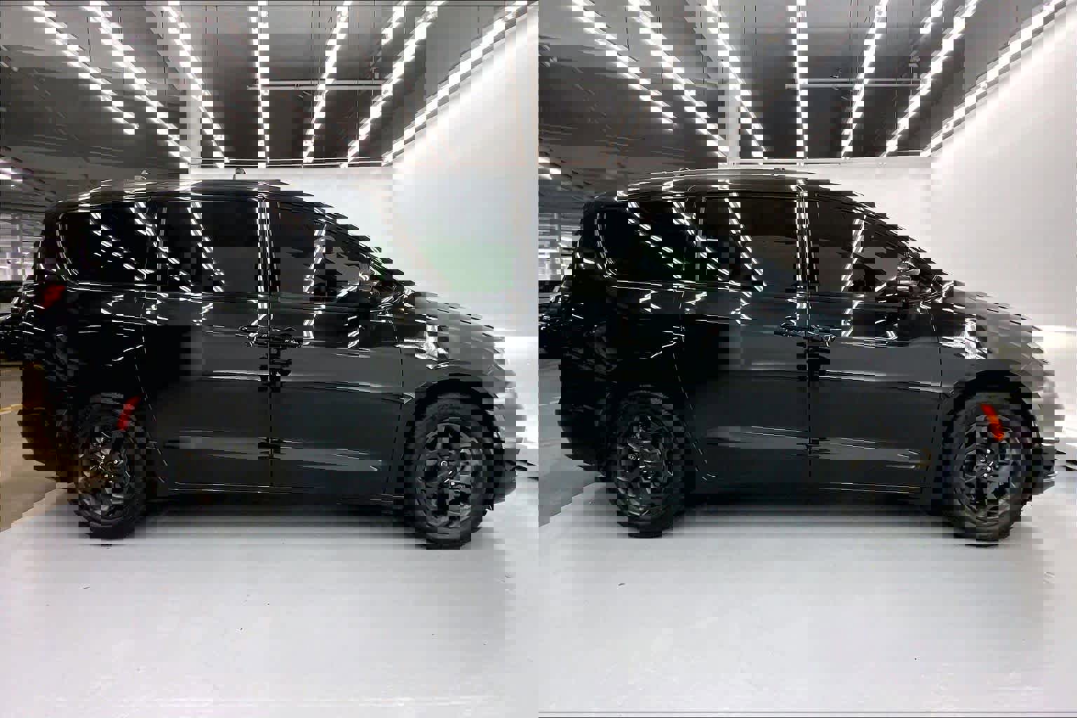 Used 2021 Chrysler Pacifica Limited w/ Uconnect Theater Family Group image 5