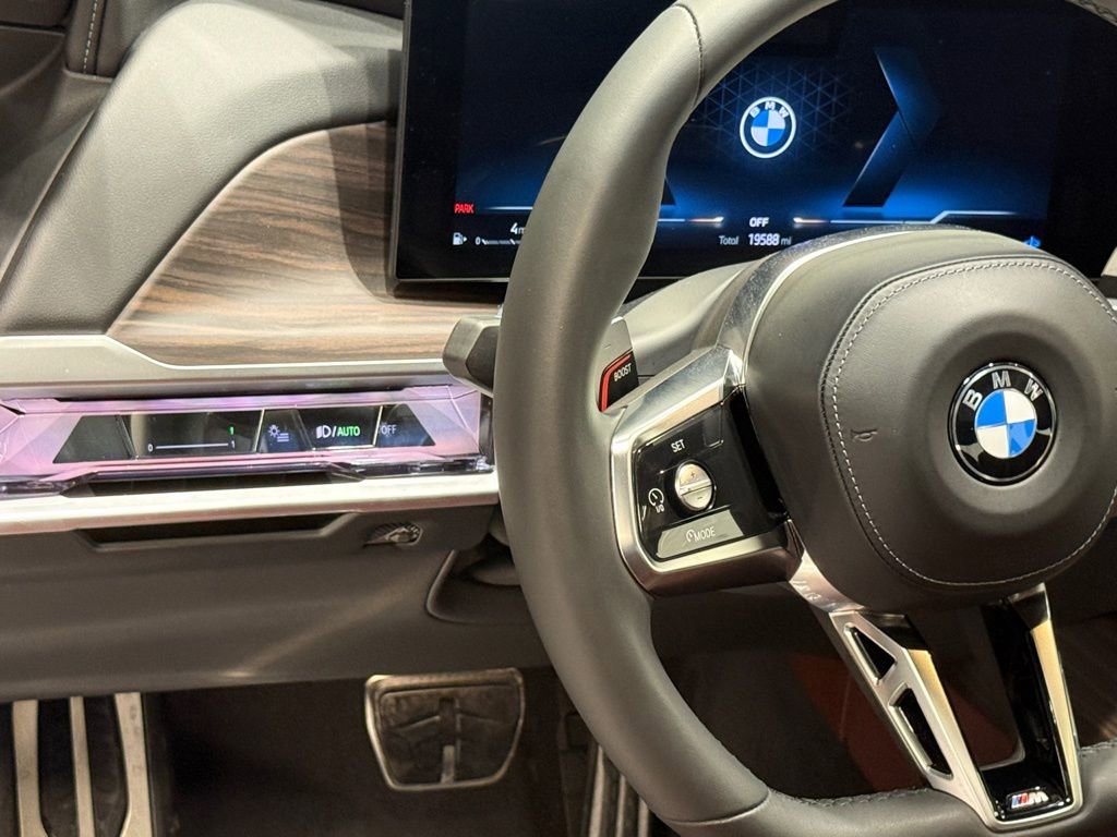 Used 2023 BMW 760i xDrive image 17