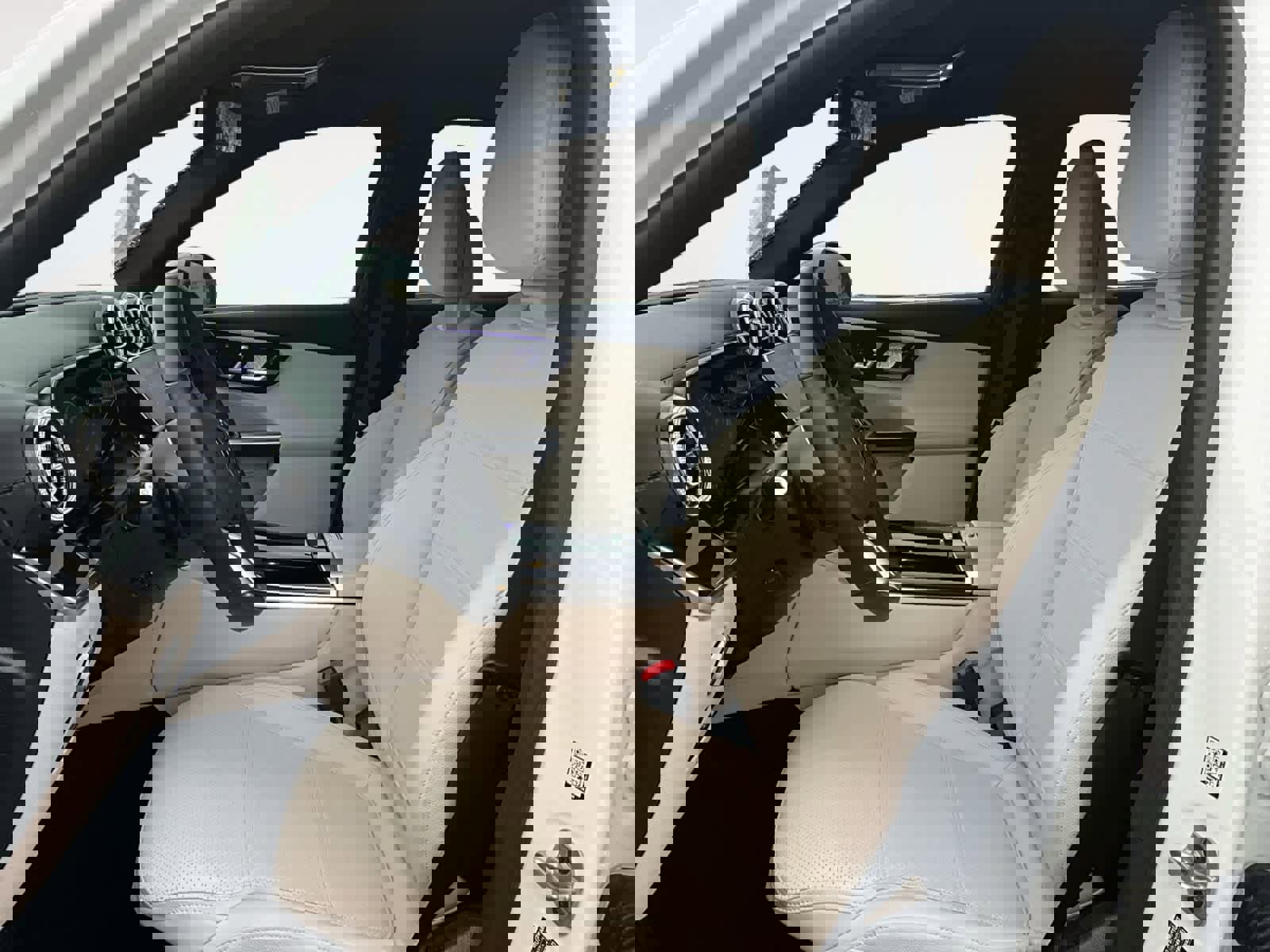 Used 2025 Mercedes-Benz GLC 350e 4MATIC image 10