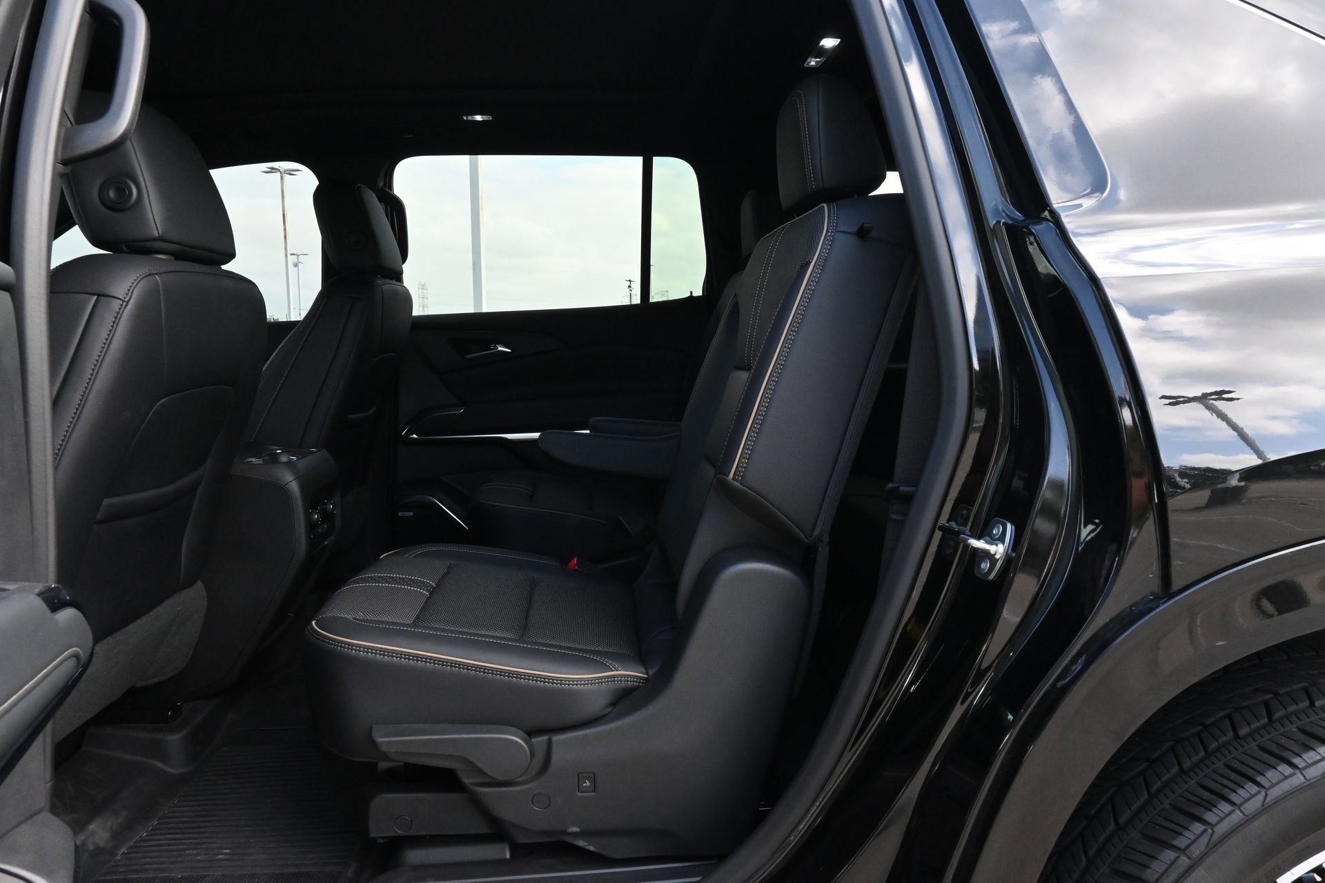 Used 2025 Chevrolet Traverse High Country FWD image 19