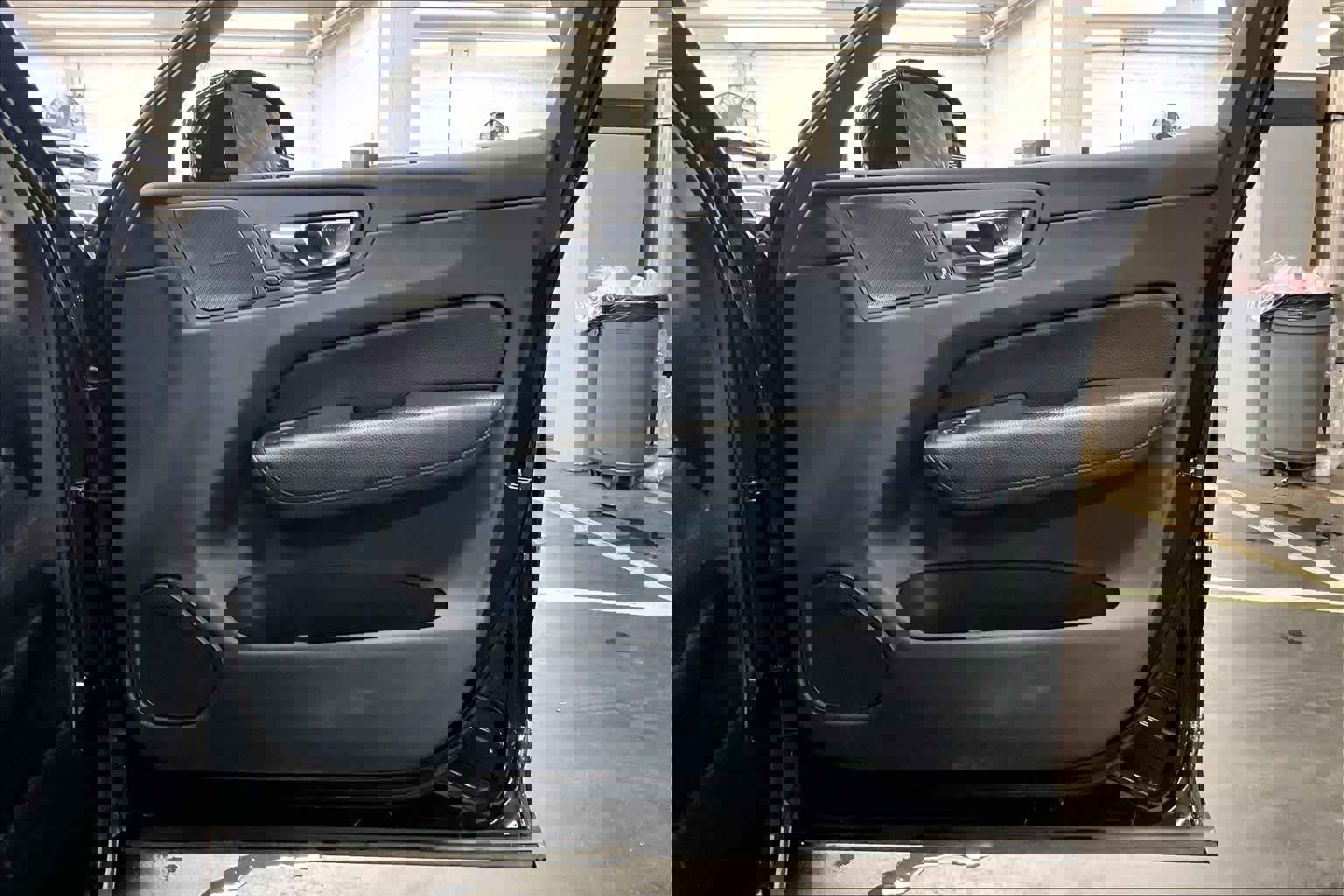 Used 2019 Volvo XC60 T8 Momentum w/ Advanced Package image 22