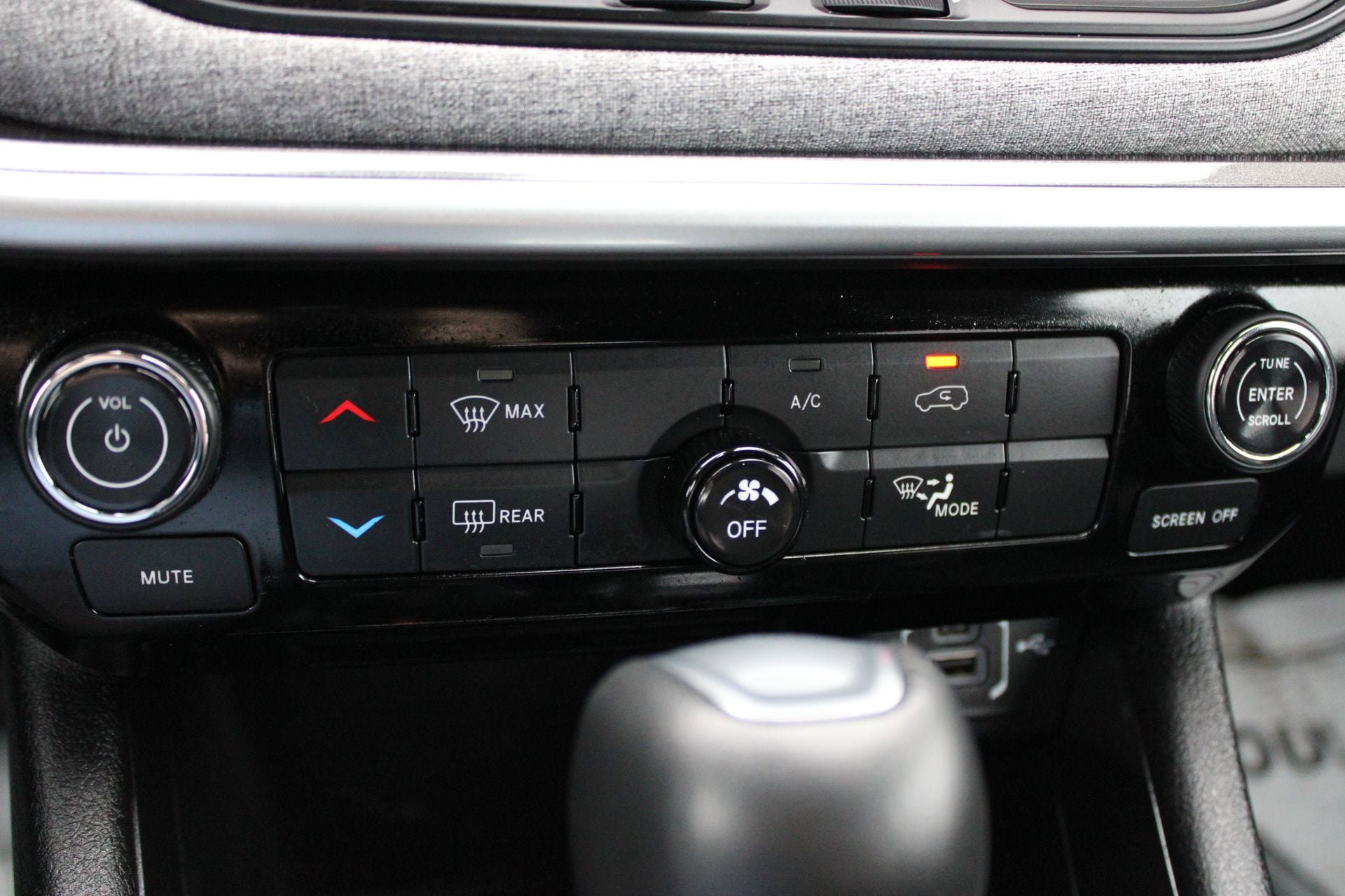 Used 2023 Jeep Compass Latitude image 36