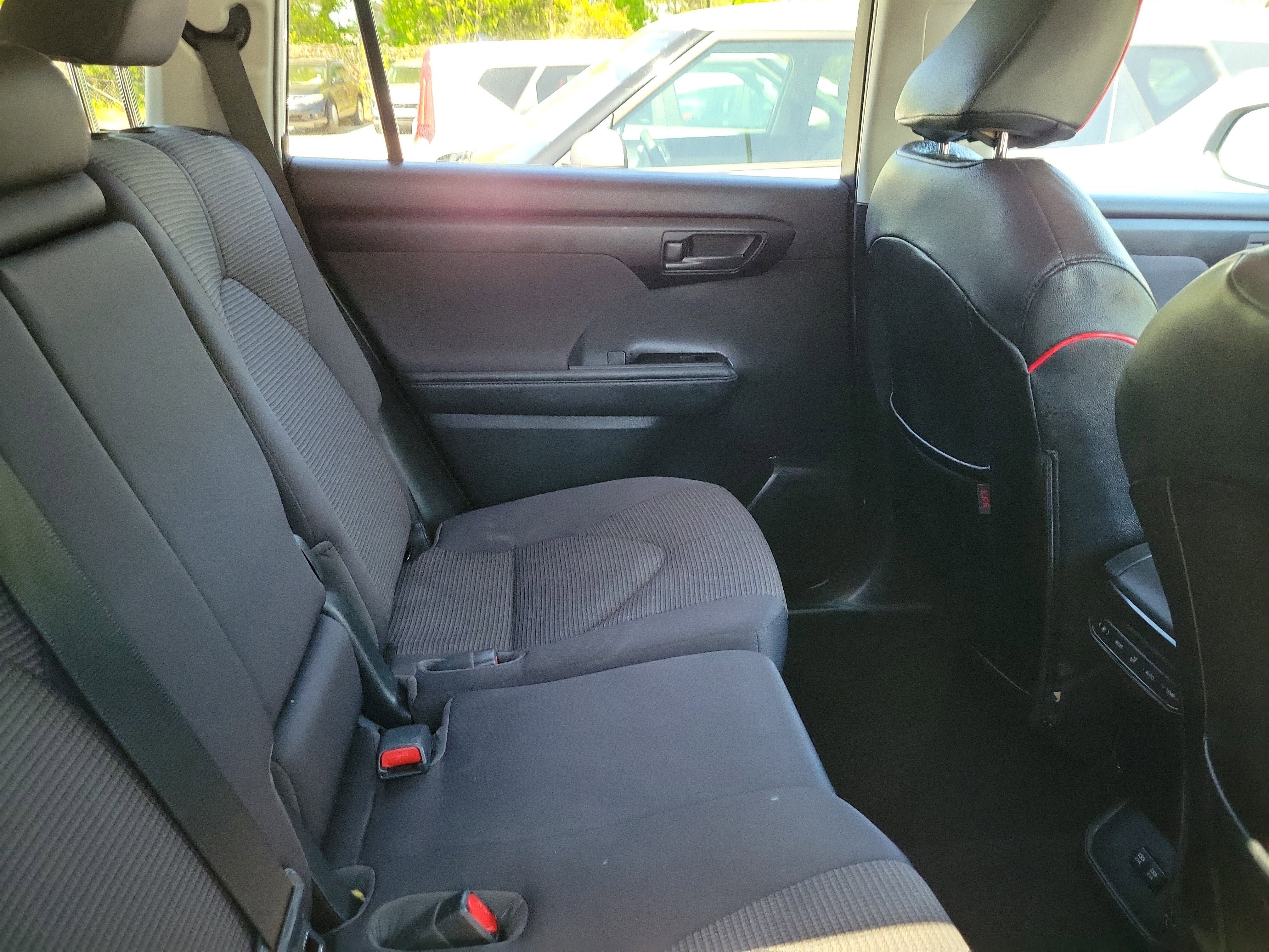 Used 2021 Toyota Highlander LE image 9