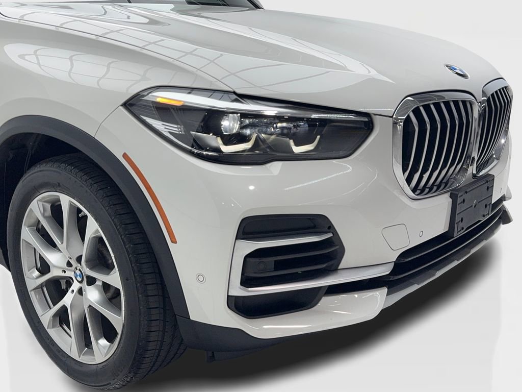 Used 2022 BMW X5 xDrive40i w/ Parking Assistance Package image 3