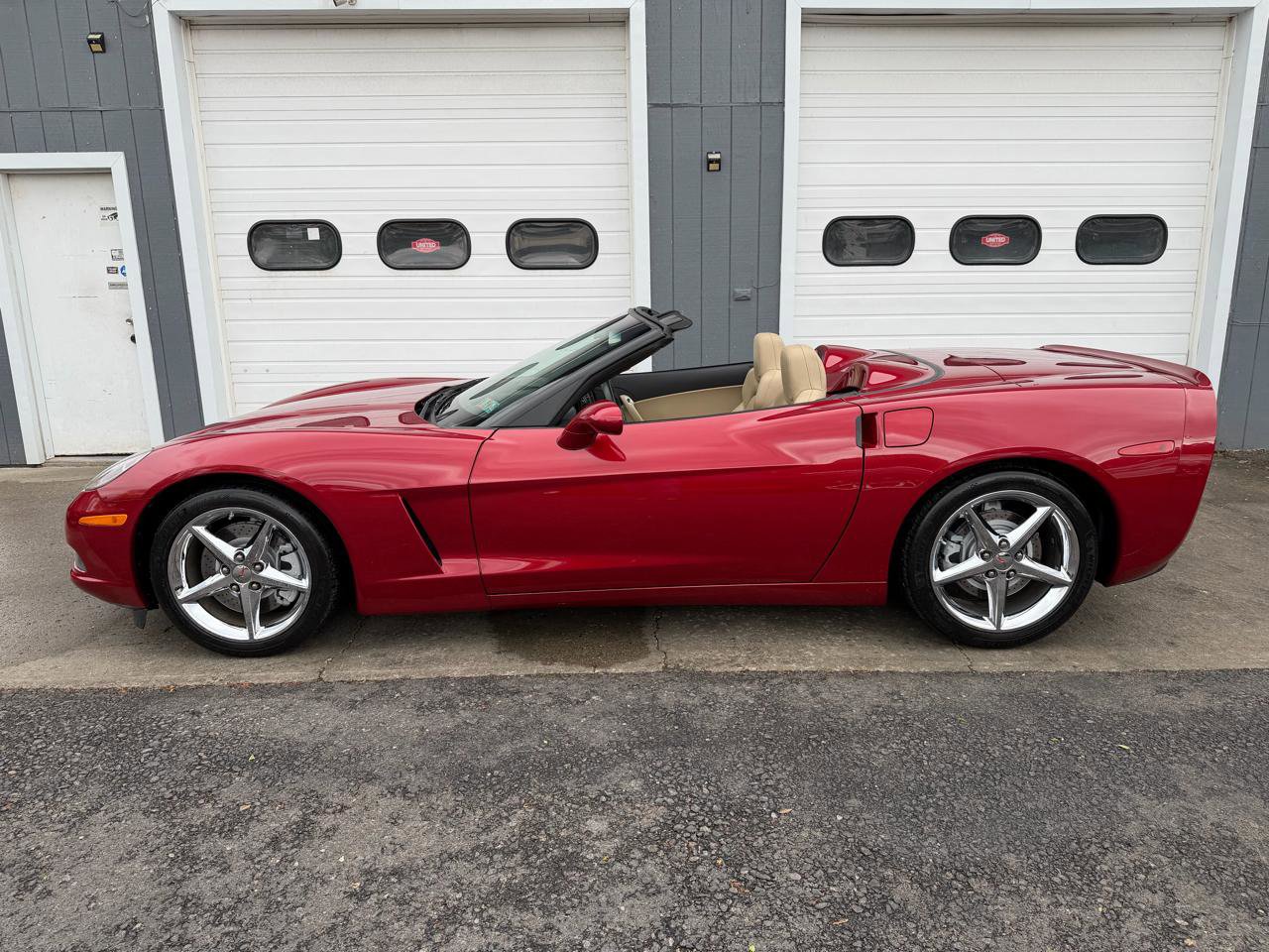 Used 2013 Chevrolet Corvette Convertible w/ 2LT Preferred Equipment Group RWD image 3