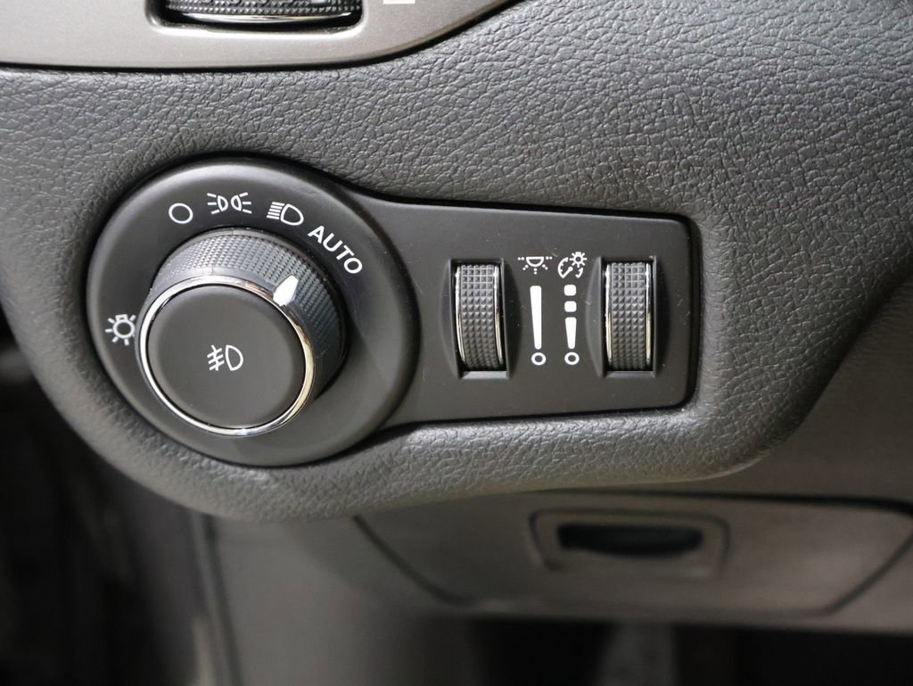 Used 2019 Jeep Cherokee Latitude Plus AWD/4WD image 33