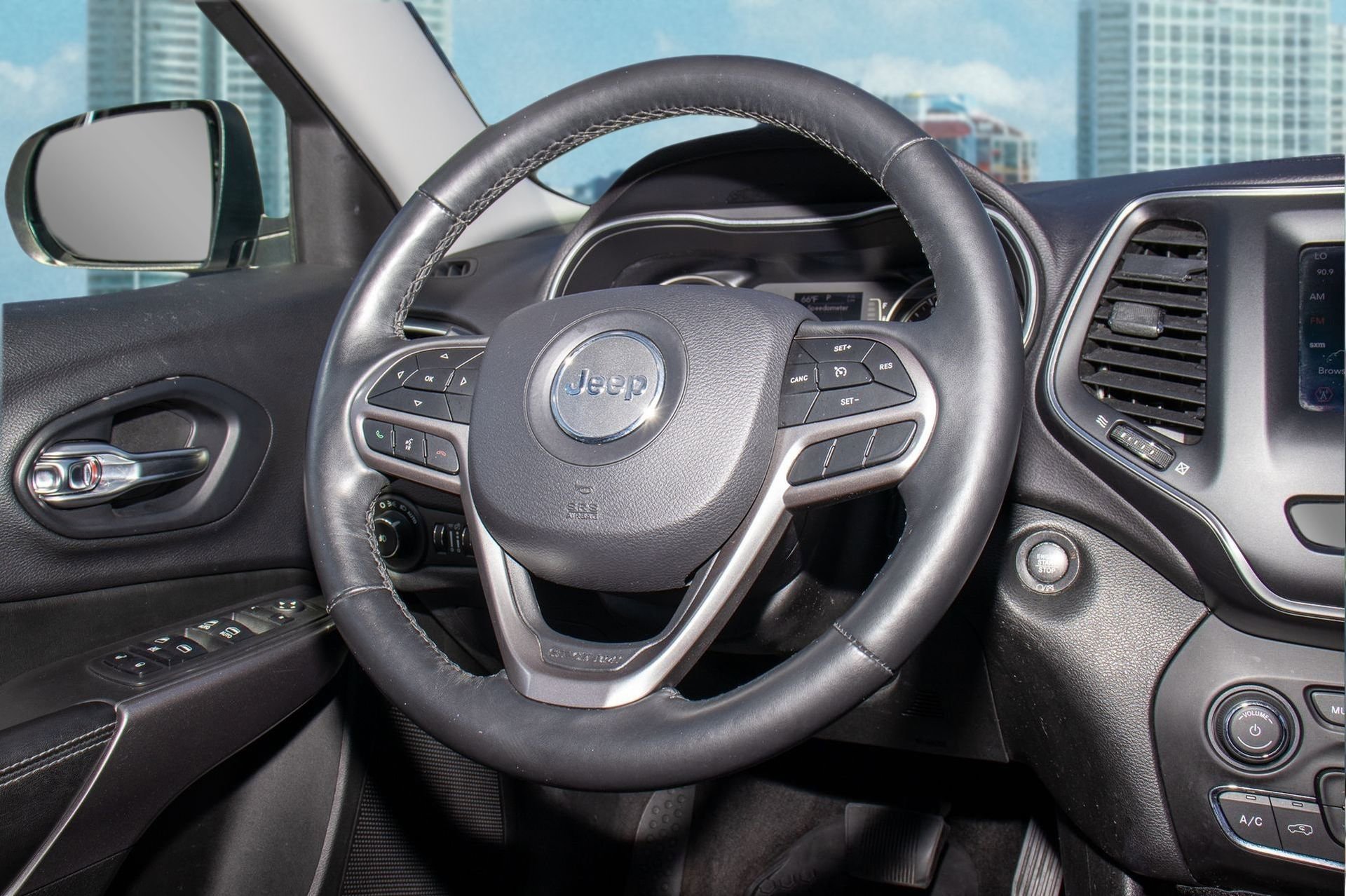 Used 2019 Jeep Cherokee Latitude Plus w/ Comfort/Convenience Group image 23