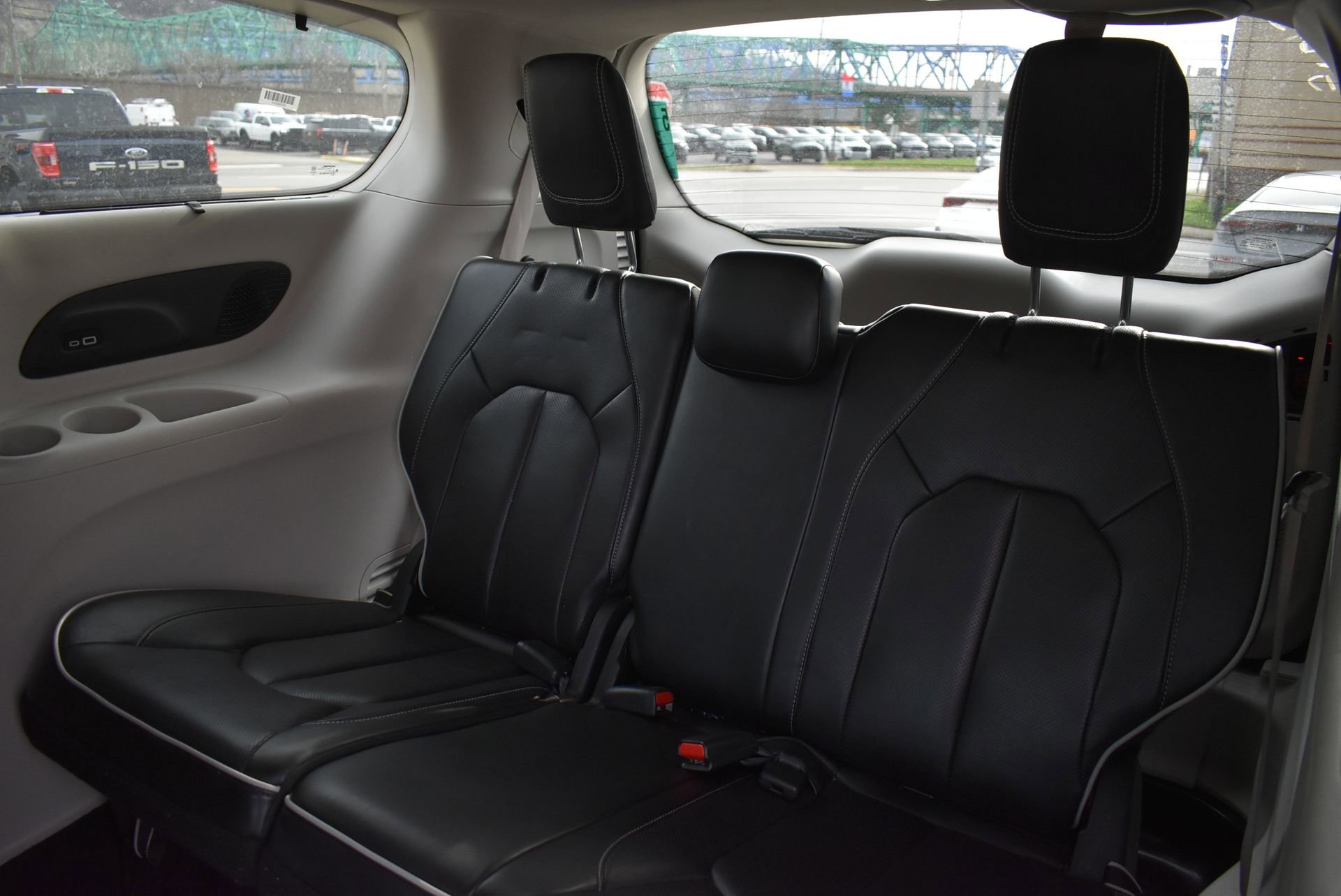 Used 2023 Chrysler Pacifica Limited FWD image 18
