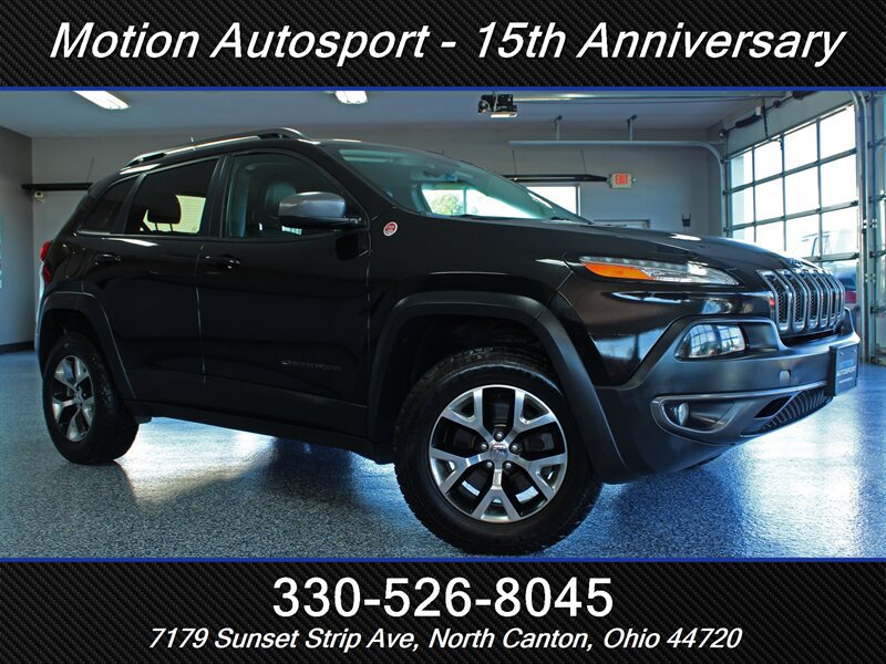 Used 2016 Jeep Cherokee Trailhawk AWD/4WD image 2