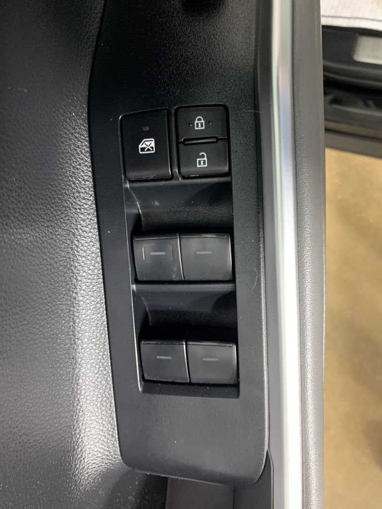 Used 2023 Toyota Highlander XLE AWD/4WD image 19