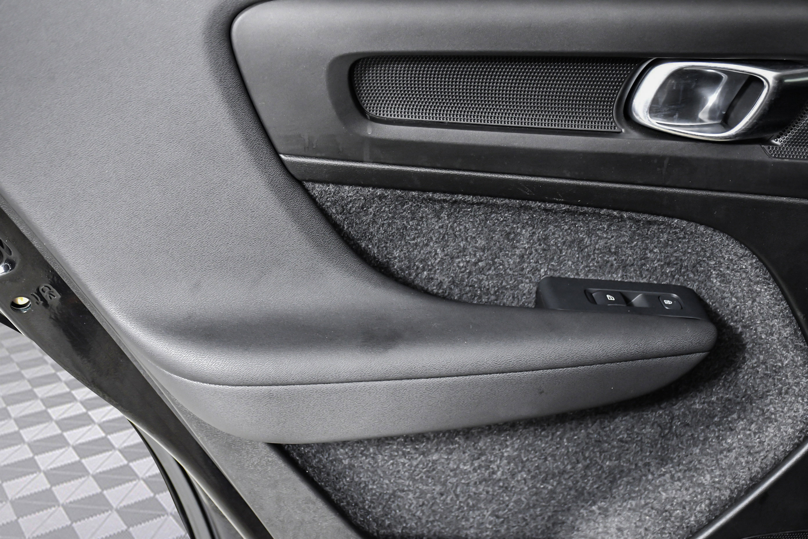 Used 2025 Volvo XC40 B5 Plus image 23