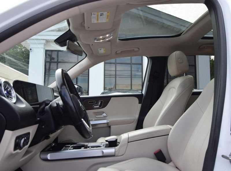Used 2023 Mercedes-Benz GLB 250 4MATIC w/ Premium Package image 15