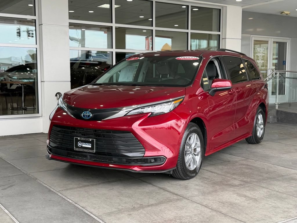Certified 2022 Toyota Sienna LE AWD/4WD image 2