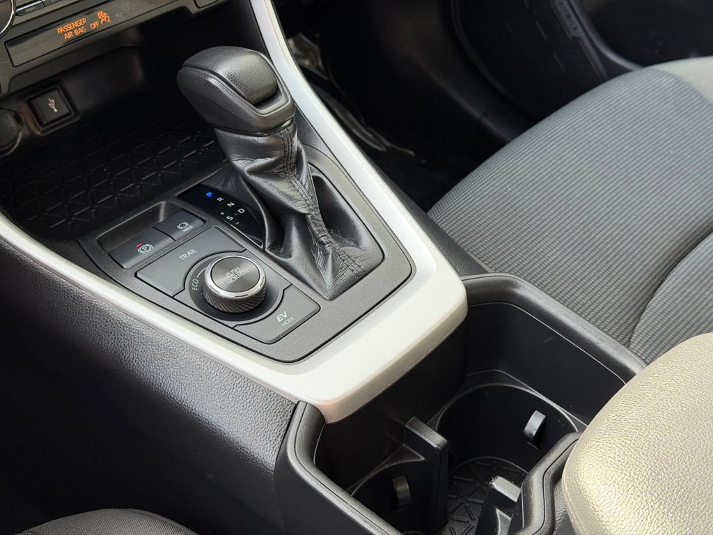 Used 2022 Toyota RAV4 LE AWD/4WD image 15