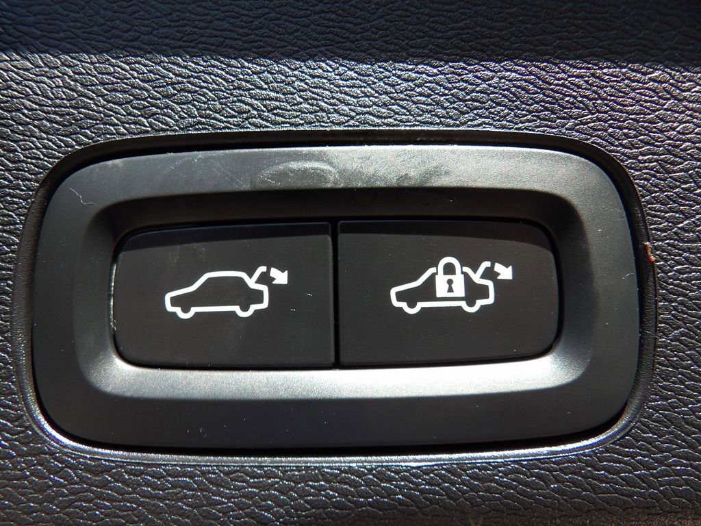 Certified 2025 Volvo XC60 B5 Plus w/ Protection Package Premier image 26