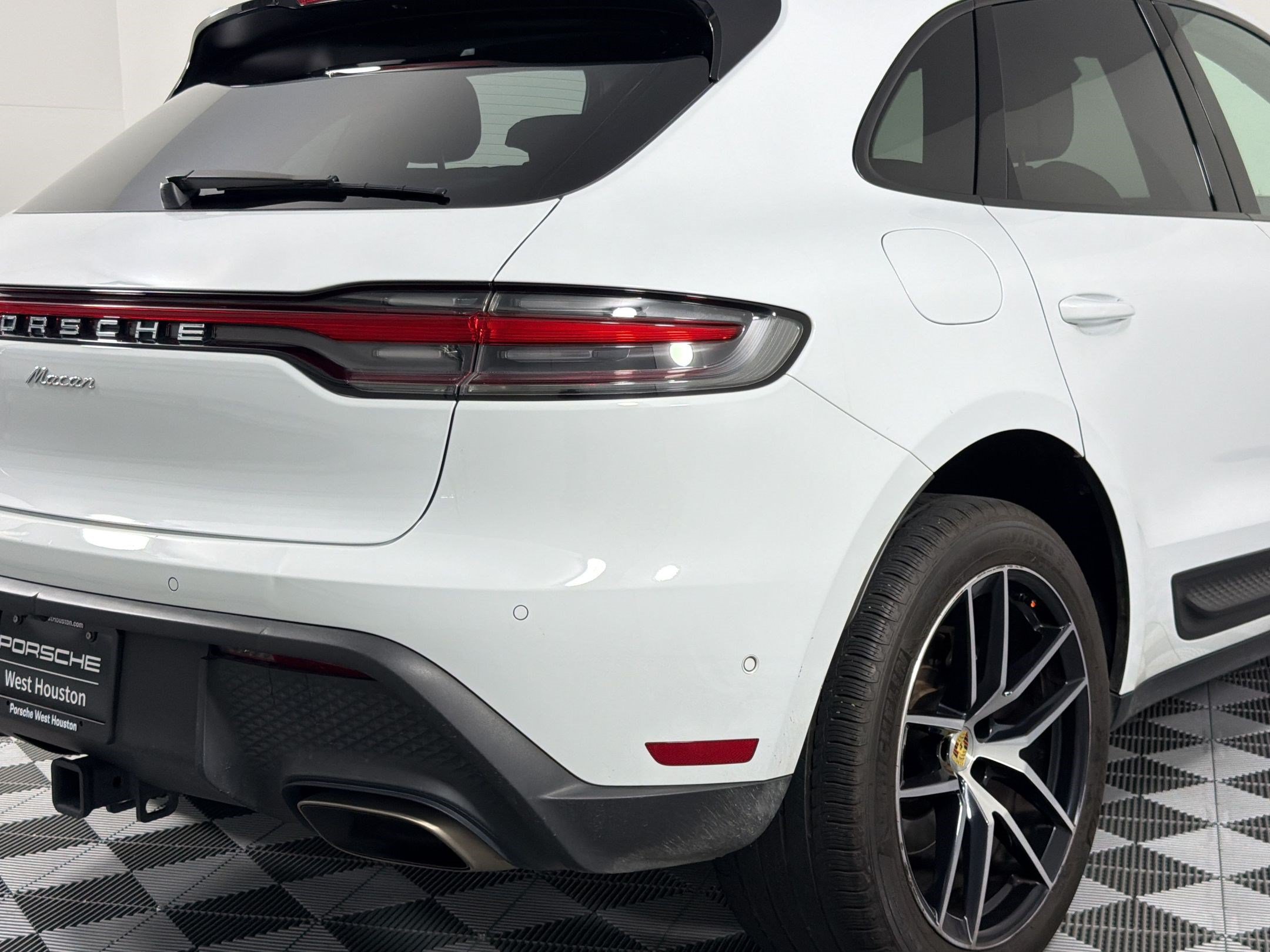 Certified 2023 Porsche Macan AWD/4WD image 10