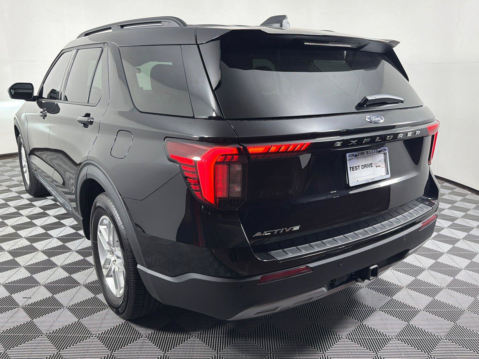 Used 2025 Ford Explorer Active w/ Active Comfort Package RWD image 5