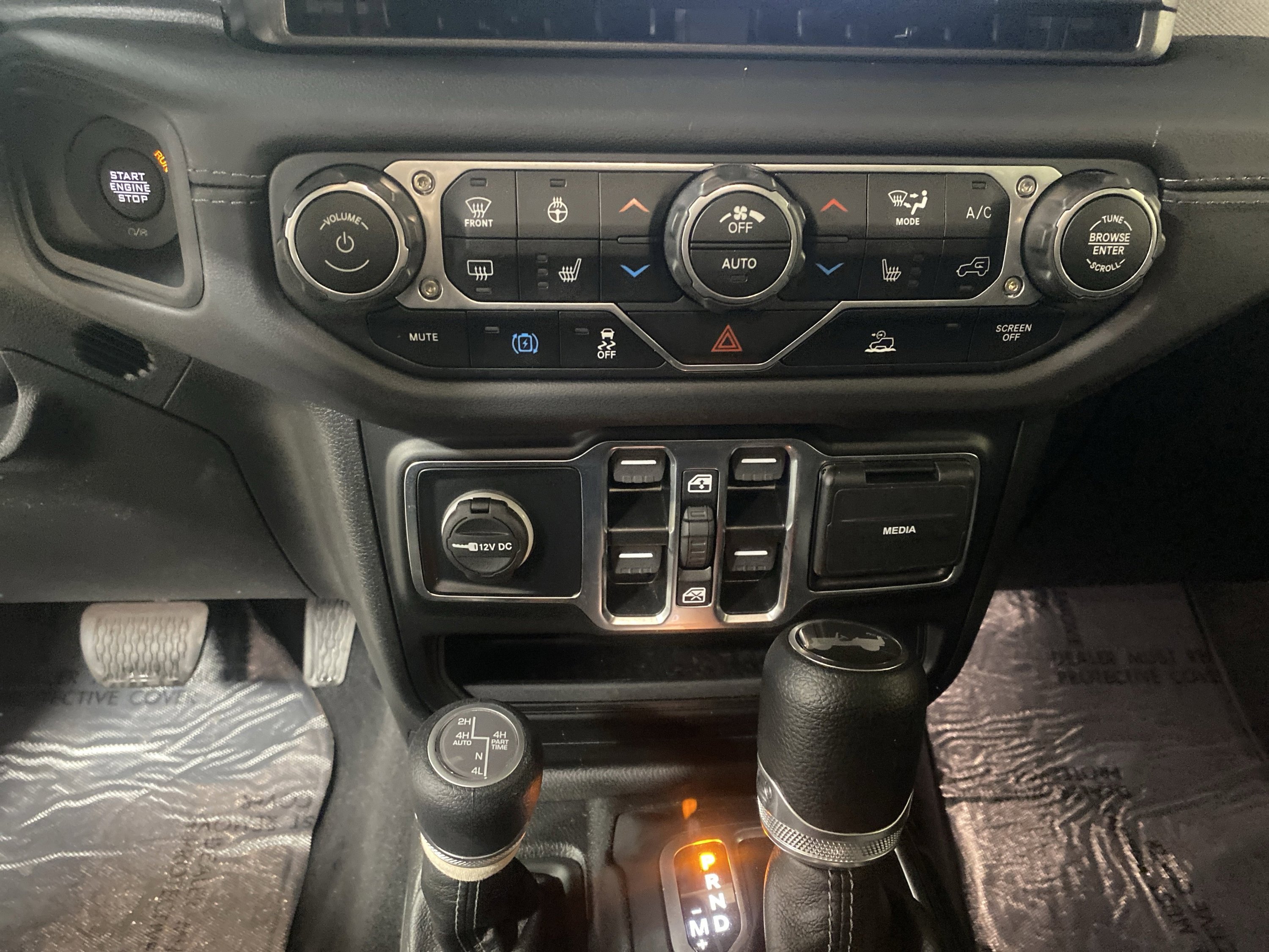 Used 2025 Jeep Wrangler Unlimited Sahara AWD/4WD image 22