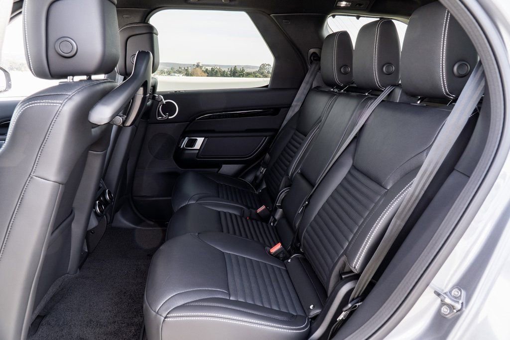 Used 2025 Land Rover Discovery S image 27