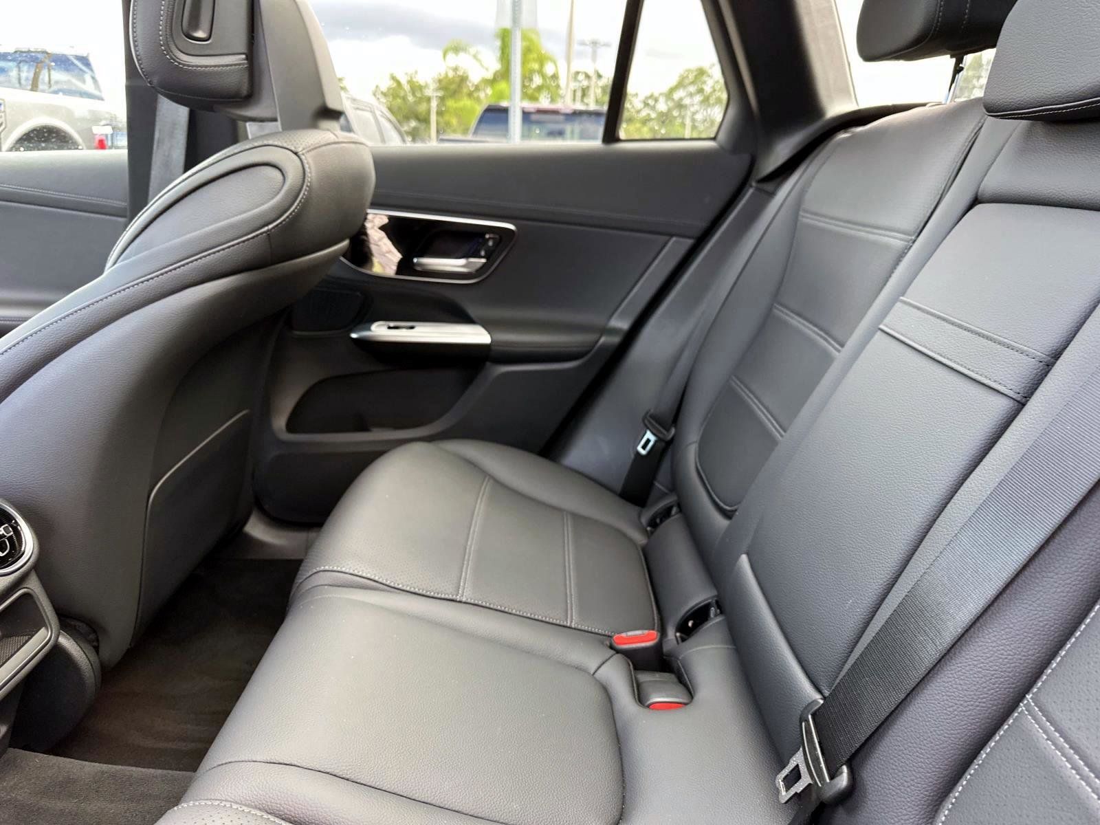 Used 2025 Mercedes-Benz GLC 300 image 14