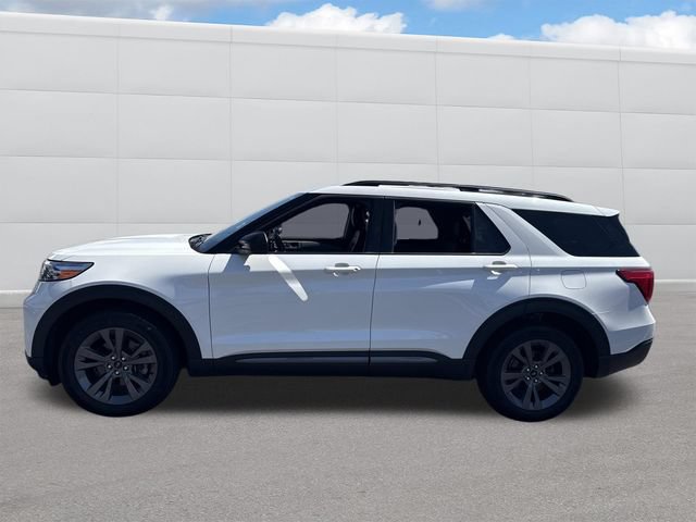 Used 2023 Ford Explorer XLT w/ Equipment Group 202A AWD/4WD image 2