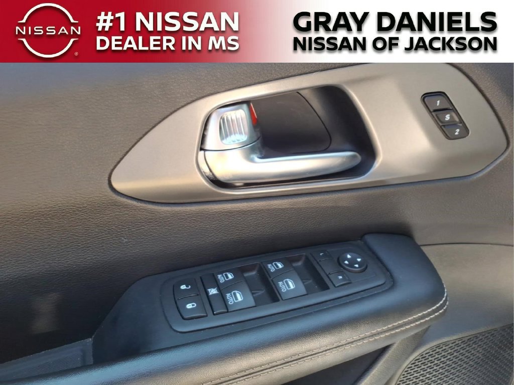 Used 2025 Chrysler Pacifica Select FWD image 12