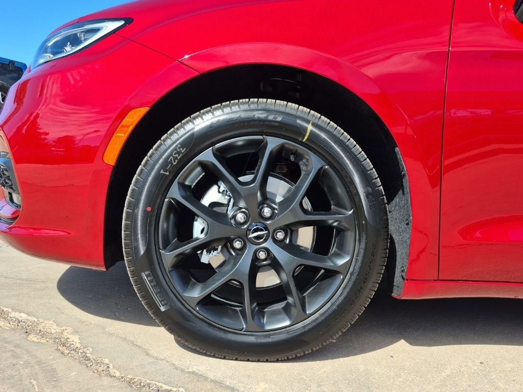 New 2025 Chrysler Pacifica Limited w/ Trailer Tow Group FWD image 9