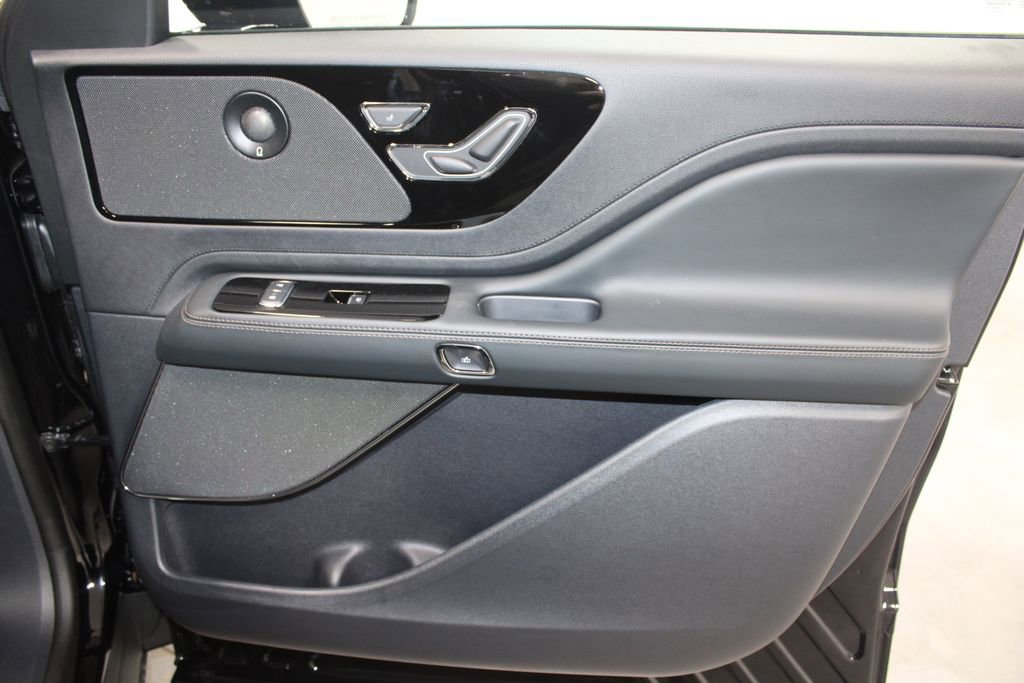 New 2025 Lincoln Aviator 2WD w/ Jet Appearance Package image 28