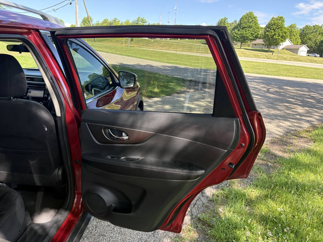 Used 2015 Nissan Rogue SV w/ SV Premium Package AWD/4WD image 30