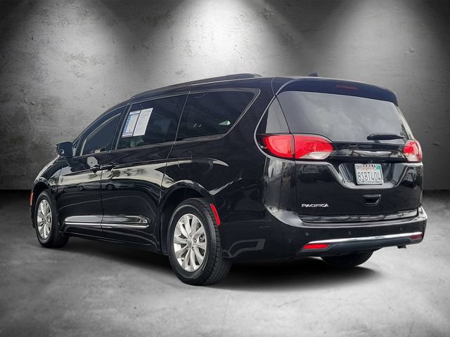 Used 2019 Chrysler Pacifica Touring-L FWD image 4