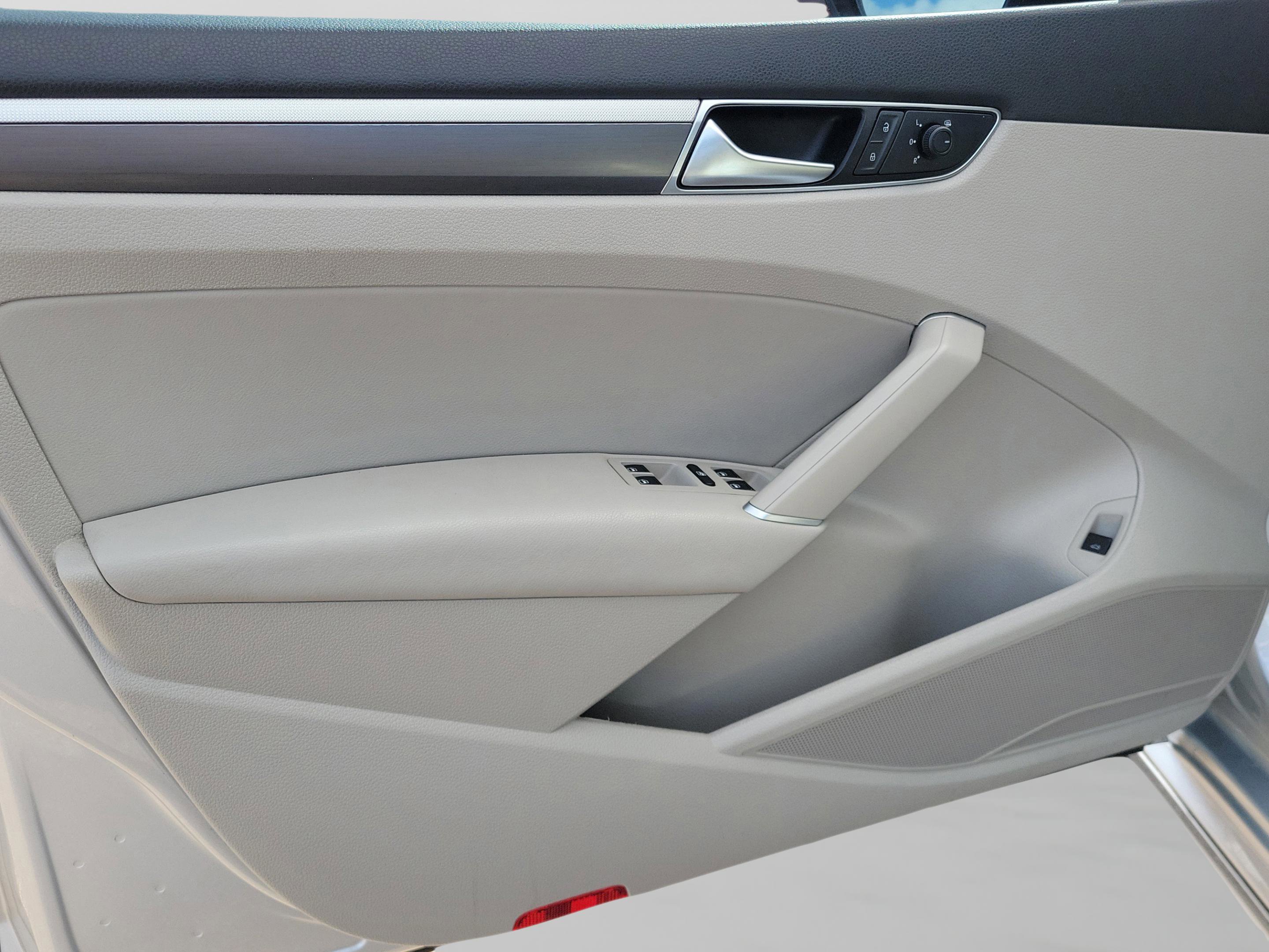 Used 2018 Volkswagen Passat 2.0T R-Line w/ R-Line Lighting Package image 16