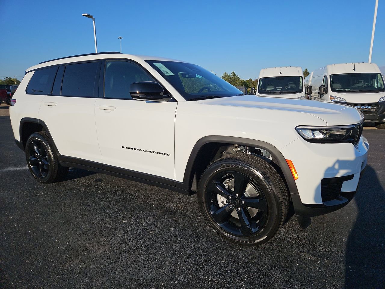 New 2025 Jeep Grand Cherokee L Laredo image 1