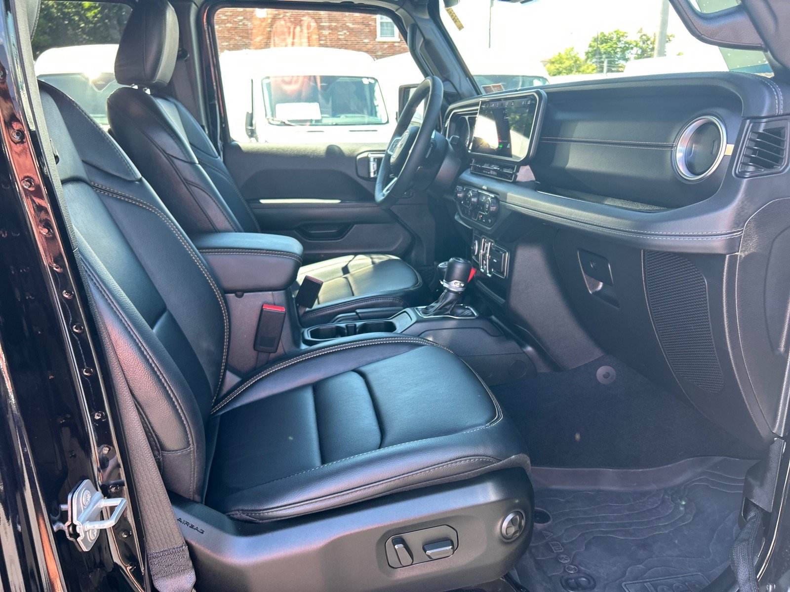 Used 2025 Jeep Wrangler Unlimited Sahara AWD/4WD image 17