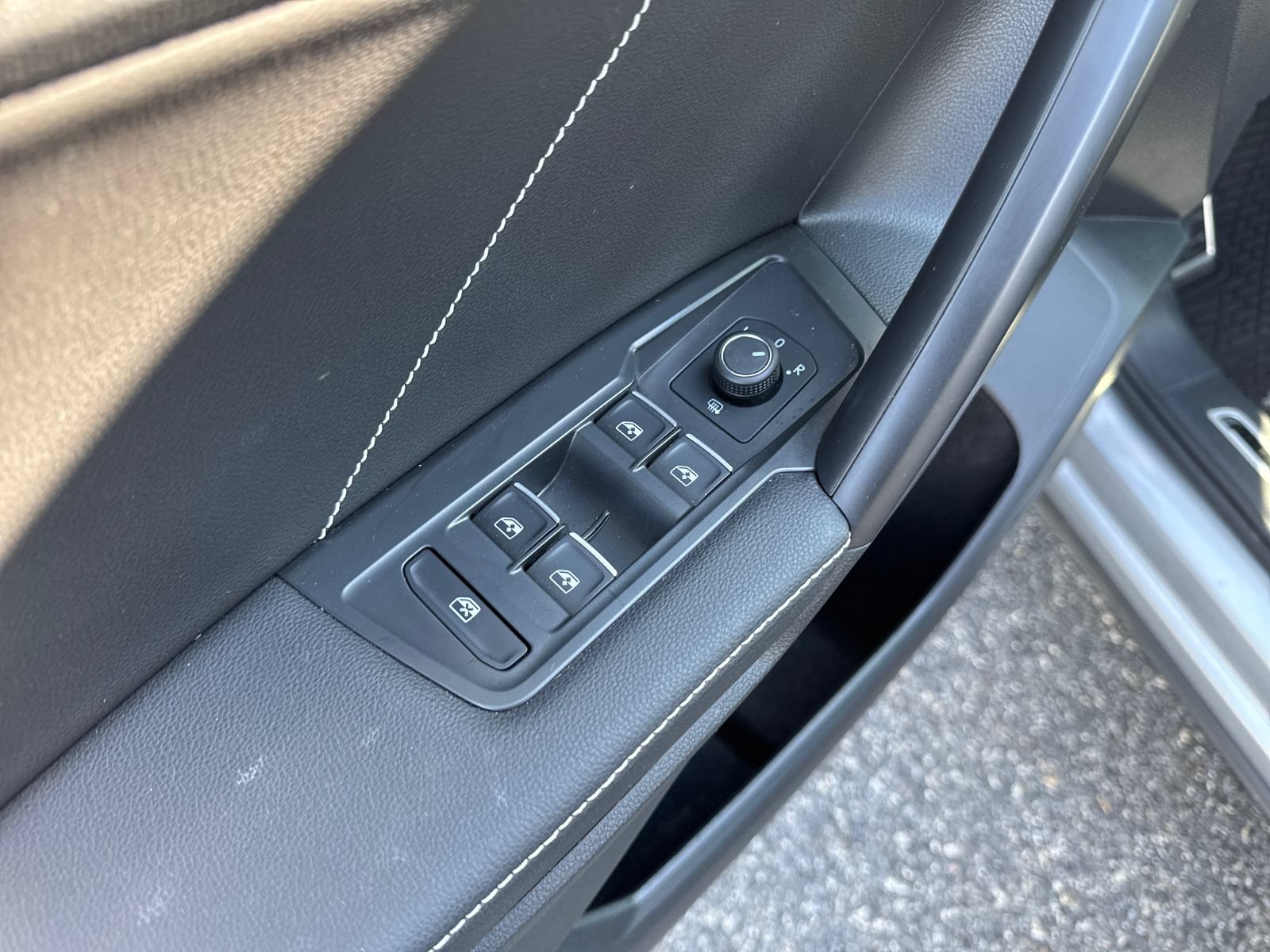Certified 2023 Volkswagen Tiguan SE R-Line FWD image 15