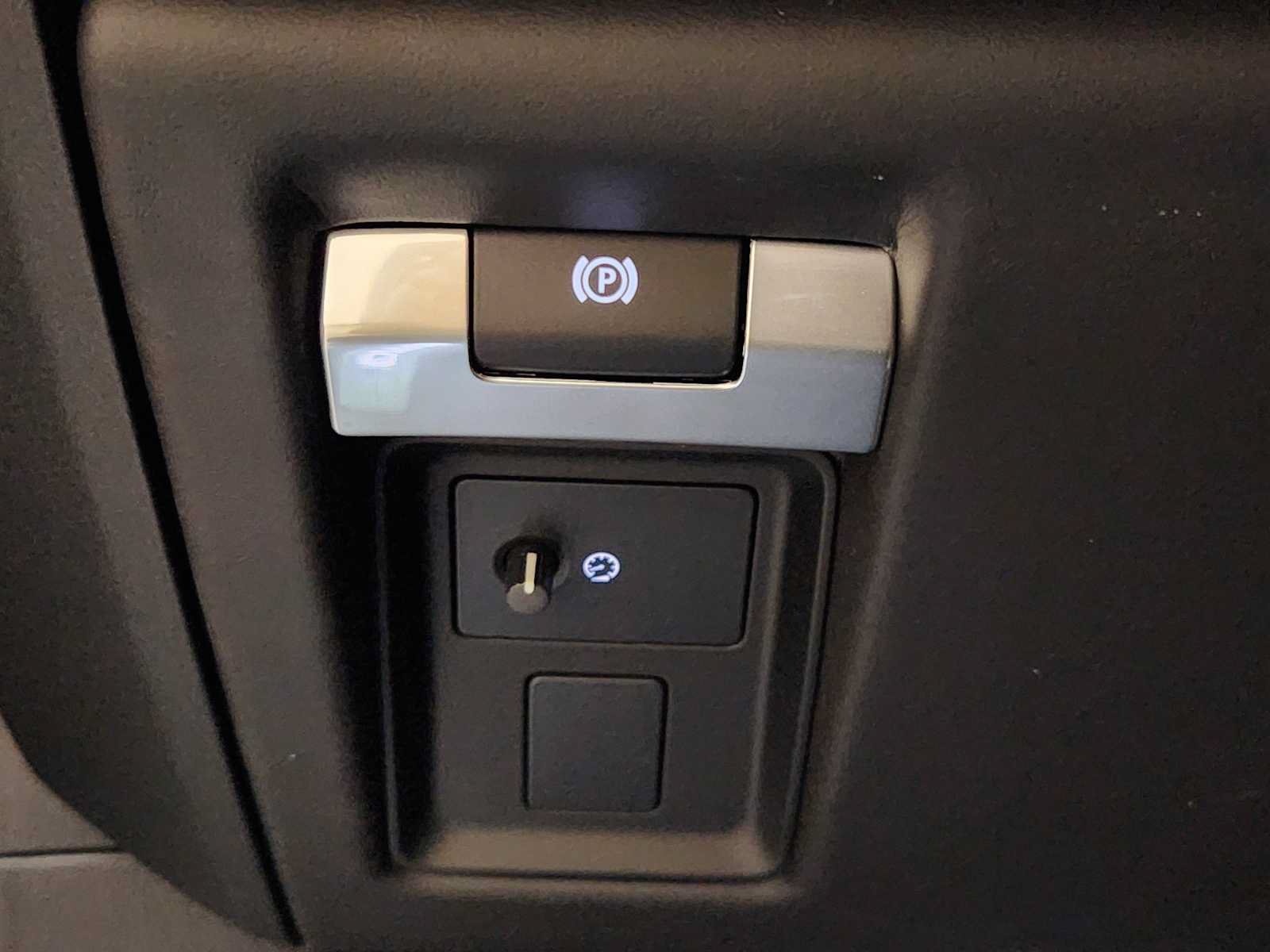 New 2026 Land Rover Defender 110 OCTA AWD/4WD image 36