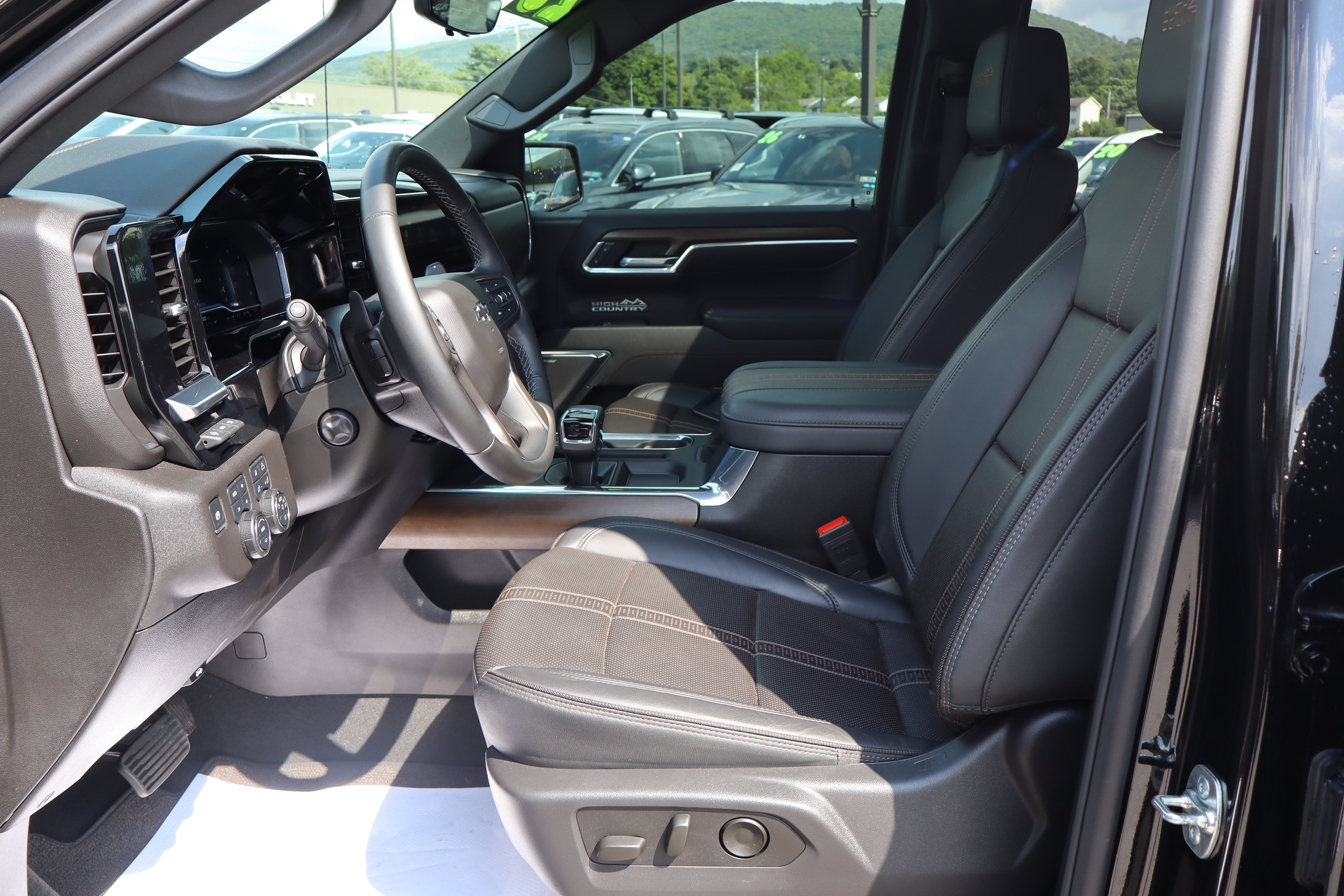 Used 2025 Chevrolet Silverado 1500 High Country w/ Midnight Edition AWD/4WD image 13