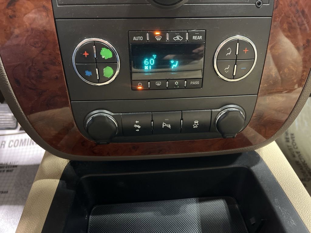 Used 2012 Chevrolet Suburban LT w/ Luxury Package AWD/4WD image 27