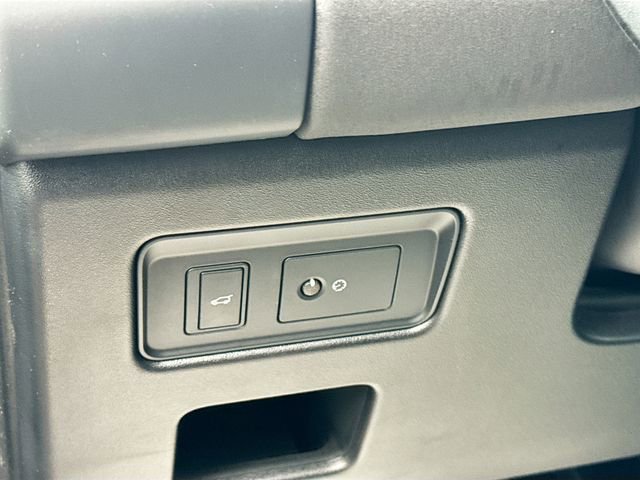 Used 2024 Land Rover Discovery S image 10