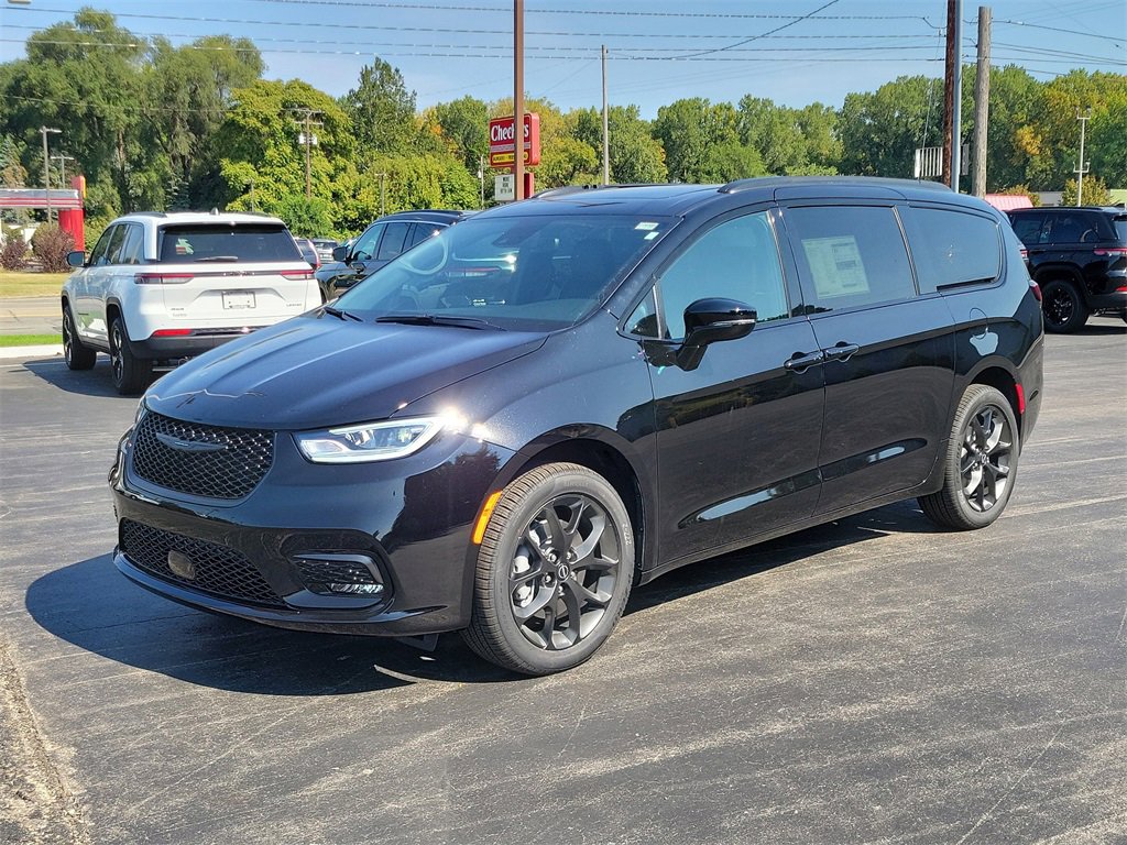 New 2026 Chrysler Pacifica Limited image 2