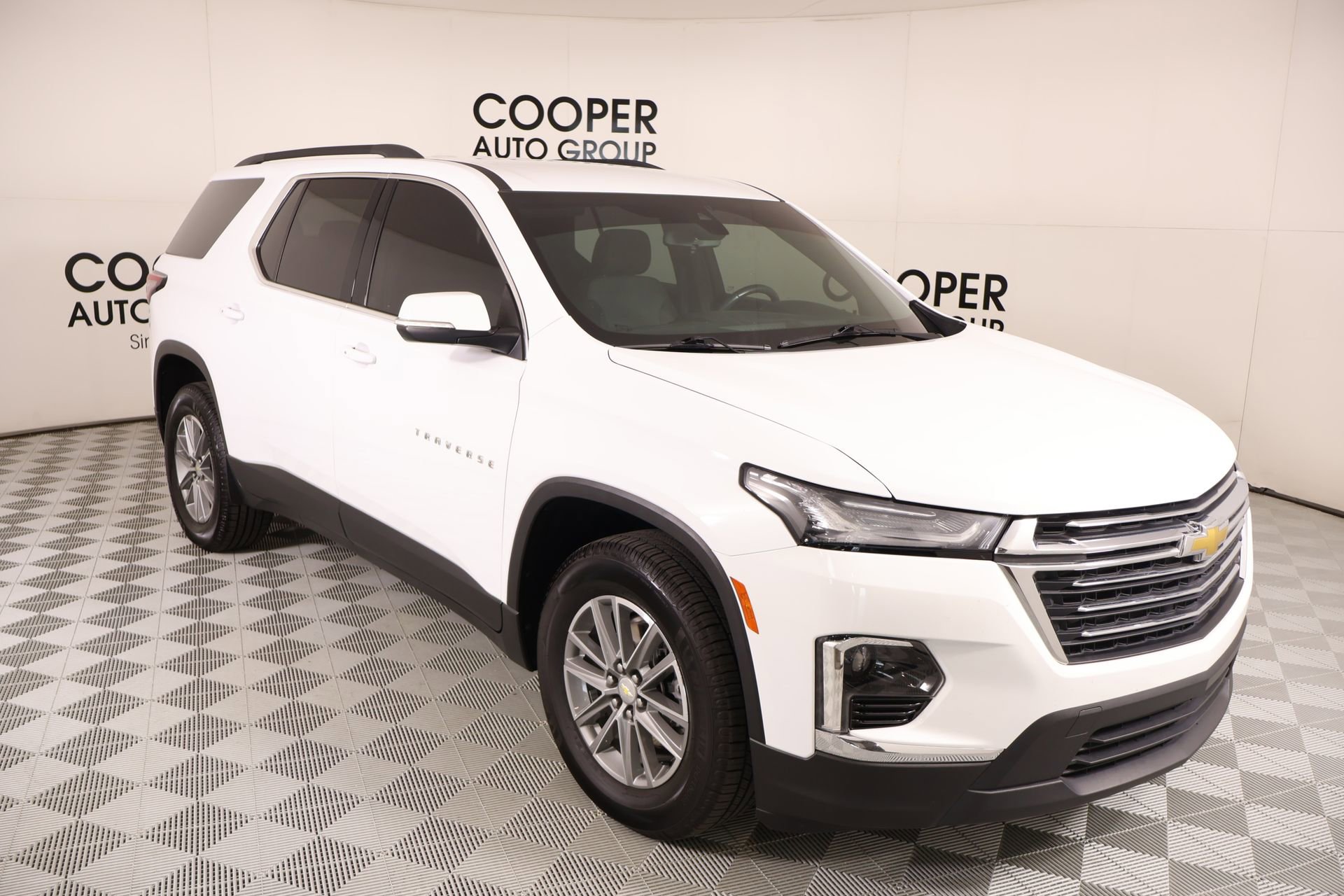 Used 2022 Chevrolet Traverse LT FWD image 1