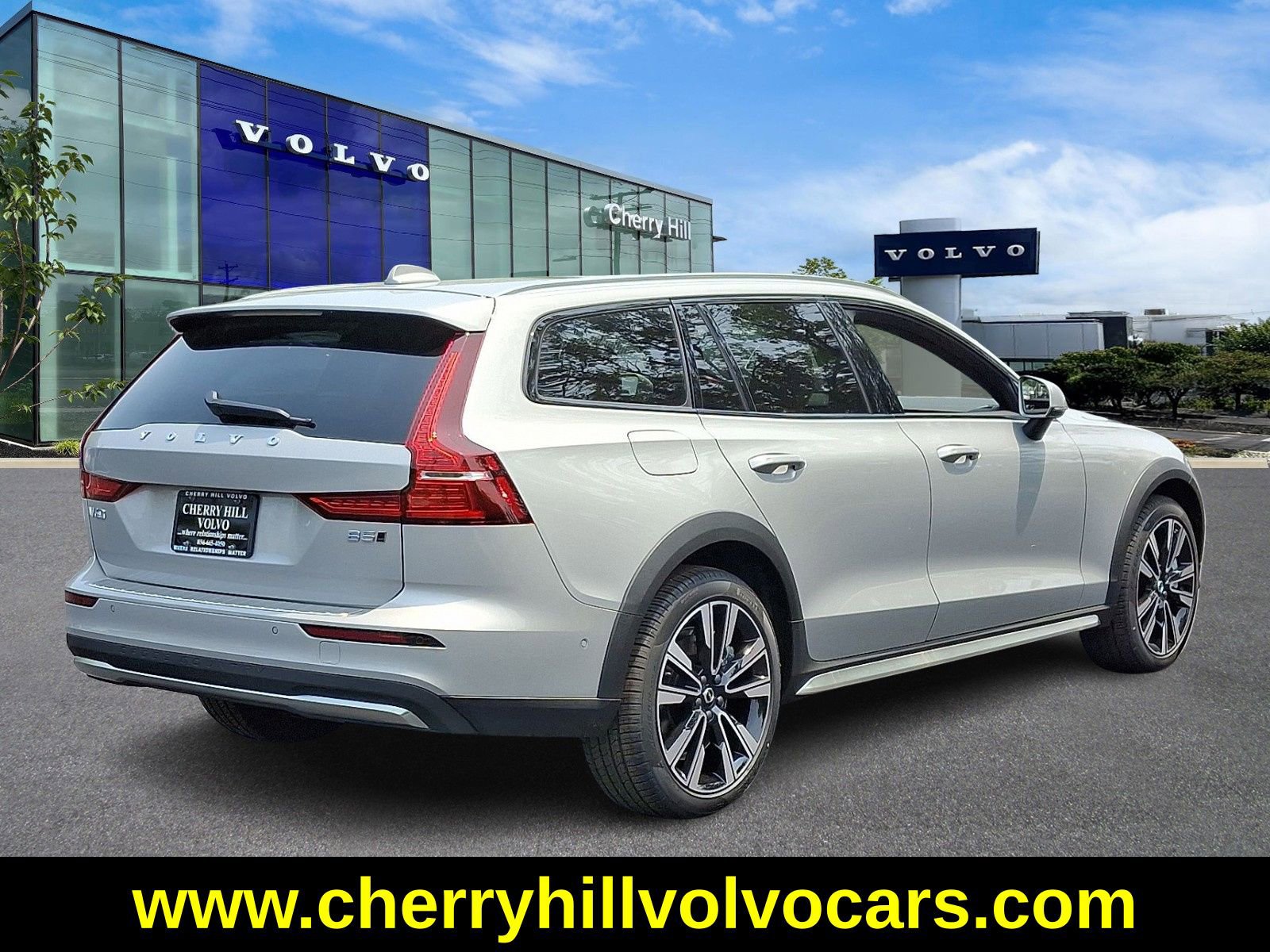 New 2025 Volvo V60 B5 Cross Country Ultra w/ Protection Package Premier image 8