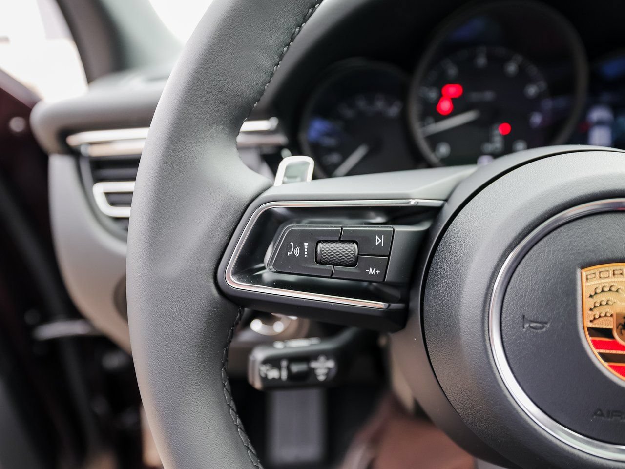 Certified 2026 Porsche Macan AWD/4WD image 17