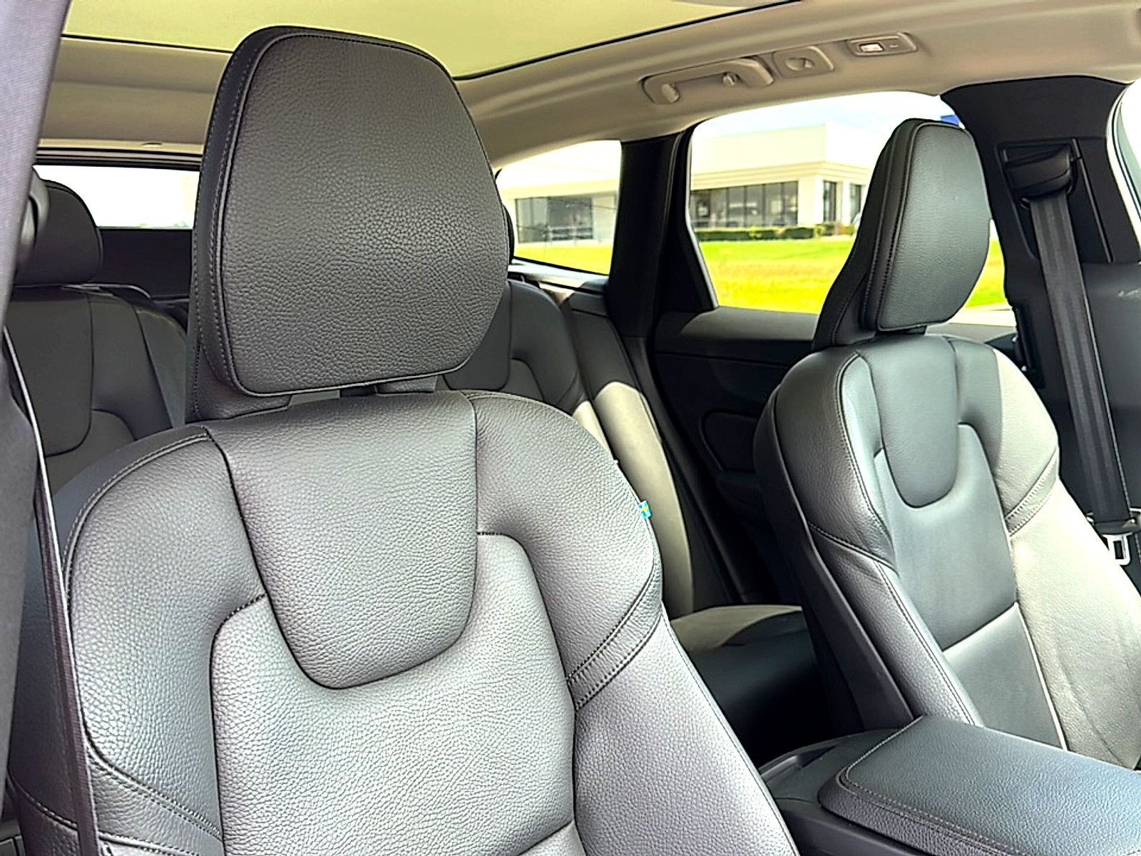 Used 2022 Volvo XC60 B5 Momentum AWD/4WD image 25