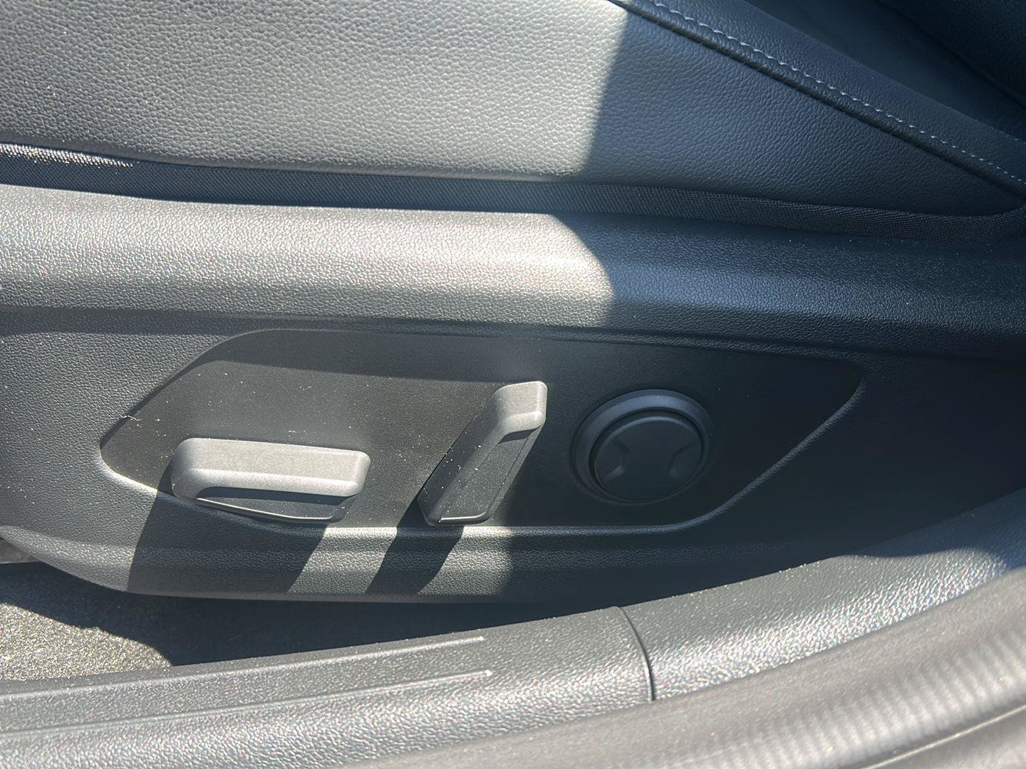 Certified 2025 Hyundai Elantra Limited FWD image 14