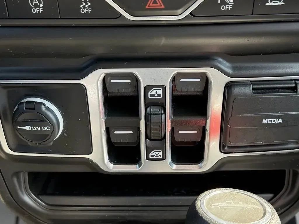 Used 2021 Jeep Gladiator Overland w/ Uconnect 4C Nav & Sound Group AWD/4WD image 25