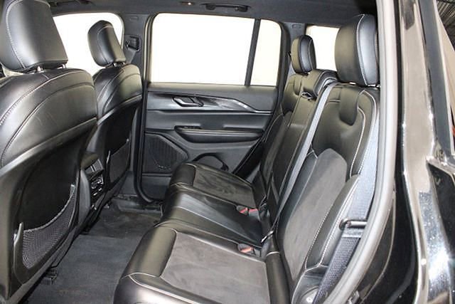 Used 2023 Jeep Grand Cherokee Altitude image 5