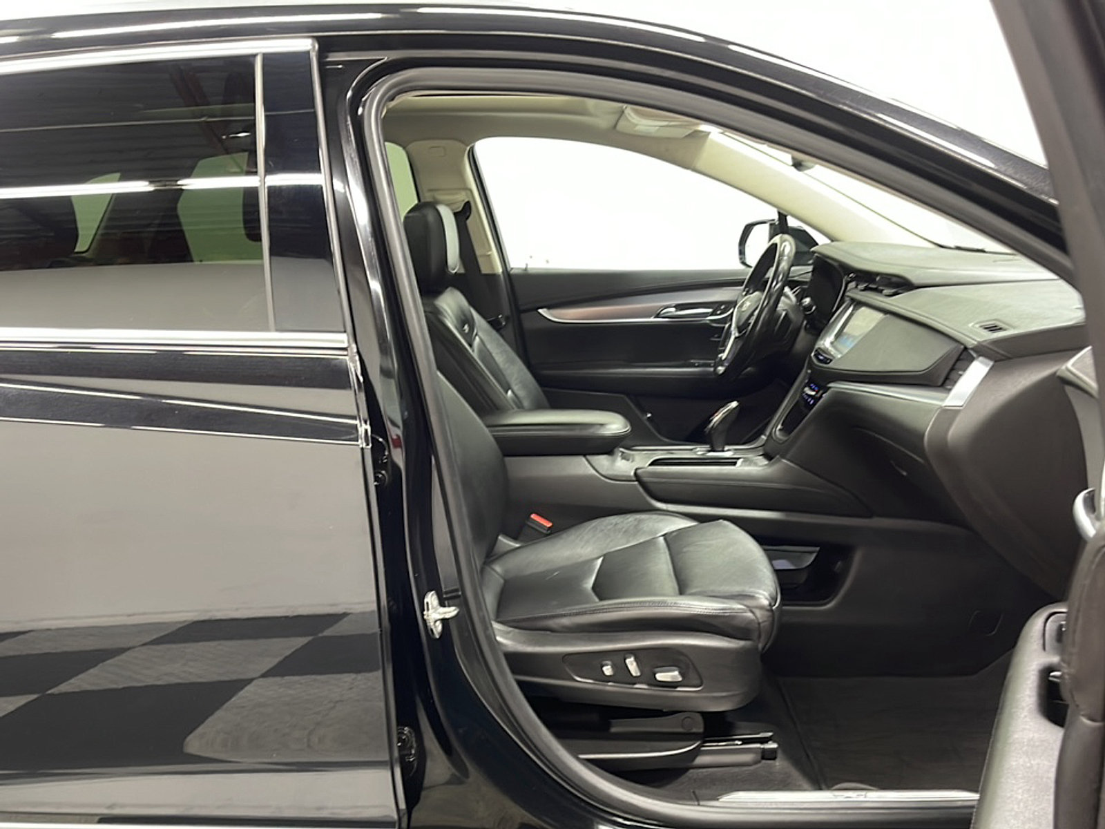 Used 2018 Cadillac XT5 Luxury w/ Driver Awareness Package FWD image 23