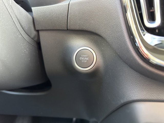 Certified 2023 Volvo XC40 B5 Plus image 28